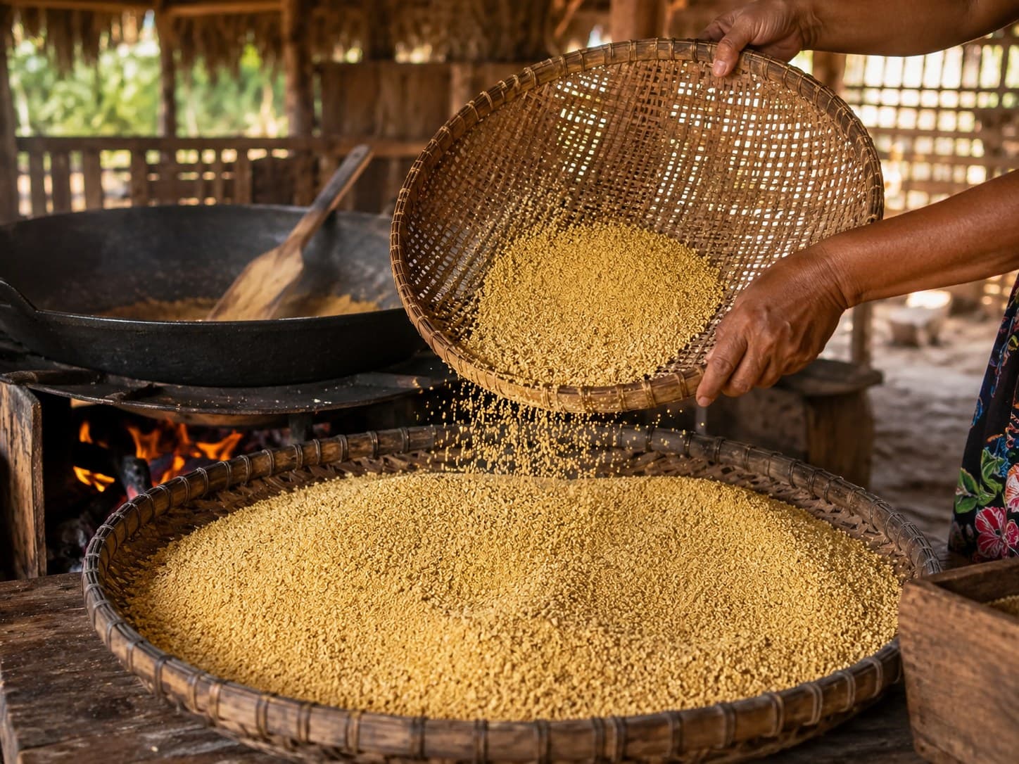 Peneiragem artesanal da farinha de mandioca em casa de farinha tradicional